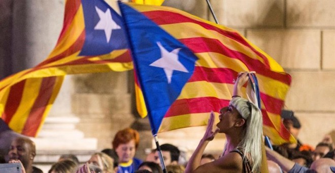 Personas concentradas esta viernes en la Plaza de Sant Jaume de Barcelona, para festejar que el Parlament ha declarado de forma unilateral la independencia de Cataluña. /EFE