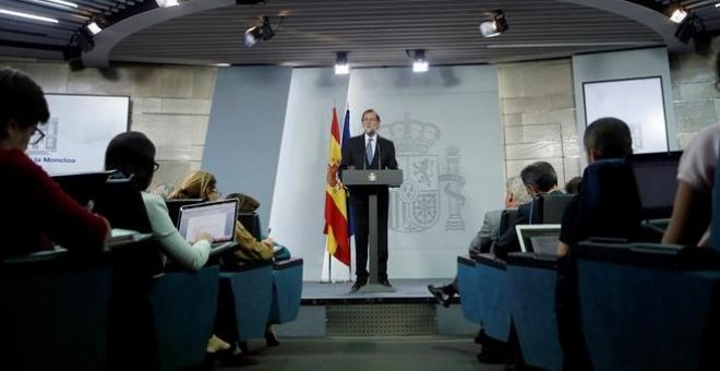 El presidente del Gobierno, Mariano Rajoy, durante la rueda de prensa ofrecida esta tarde en el Palacio de la Moncloa tras la declaración unilateral de independencia en el Parlament de Catalunya. - EFE