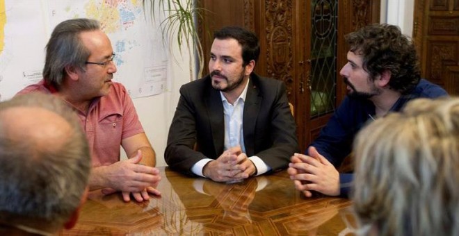 El coordinador general de IU y diputado nacional de Unidos Podemos, Alberto Garzón (c), acompañado del coordinador de IU de Castilla y León, José Sarrión (d), se reúne con el alcalde de Zamora, Francisco Guarido (i), el único alcalde de IU en una capital