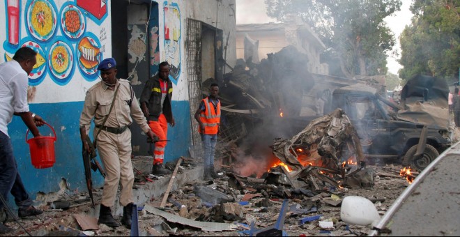 Policías somalíes investigan uno de los coches bomba que han sido detonados en la capital de Somalia. REUTERS/Feisal Omar