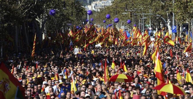 Miles de personas se concentran en el Paseo de Gracia de Barcelona, en la manifestación convocada por la entidad Societat Civil Catalana en el centro de la ciudad bajo el lema 'Todos somos Catalunya'. EFE/Javier Etxezarreta