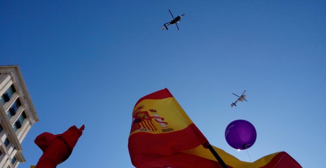 Helicòpters de la Policia Nacional i la Guardia Civil, en la manifestació de Societat Civil Catalana aquest diumenge. JAVIER BORRÀS ARUMÍ