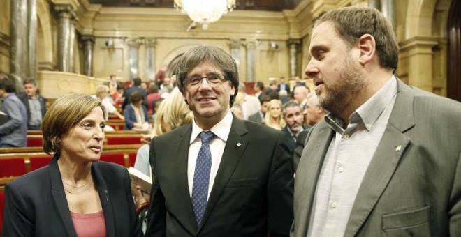 Oriol Junqueras, vicepresidente del Govern; Carme Forcadell, presidenta de la Mesa del Parlament; y Carles Puigdemont, president de la Generalitat, los tres cesados. EFE/Archivo