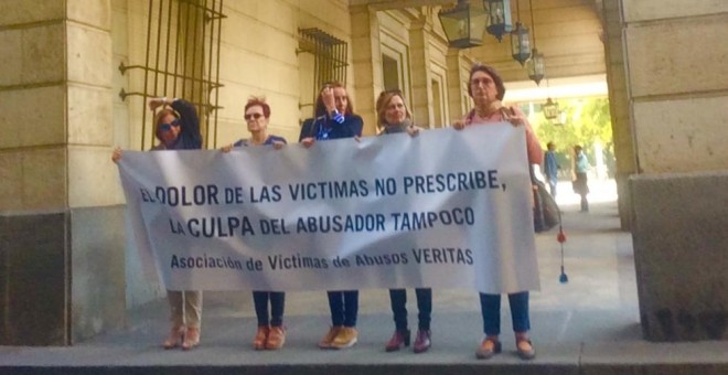 Varias presuntas víctimas del psiquiatra Javier Criado en el exterior de la Audiencia de Sevilla.