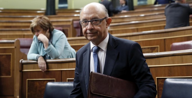 El ministro de Hacienda, Cristóbal Montoro, a su llegada a la sesión de control al Gobierno, en el Congreso de los Diputados. EFE/ Chema Moya