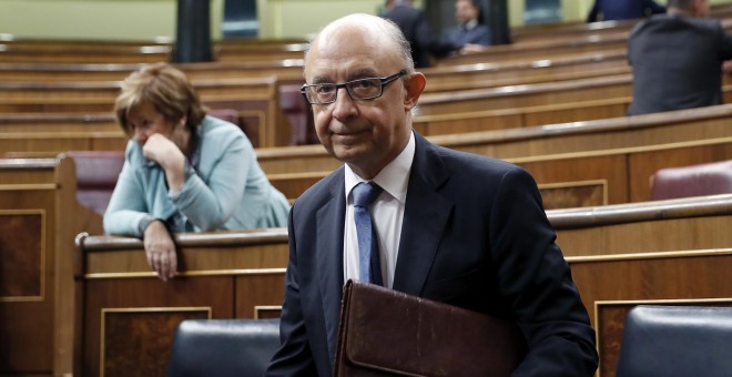 El ministro de Hacienda, Cristóbal Montoro, a su llegada a la sesión de control al Gobierno, en el Congreso de los Diputados. EFE/ Chema Moya