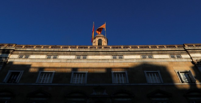 La bandera española y la senyera en lo alto del Palau de la Generalitat, en Barcelona. REUTERS/Yves Herman