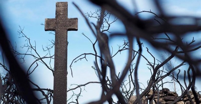 Detalle de una sepultura del cementerio de Curbian, cerca de Palas de Rei (Lugo).- EFE