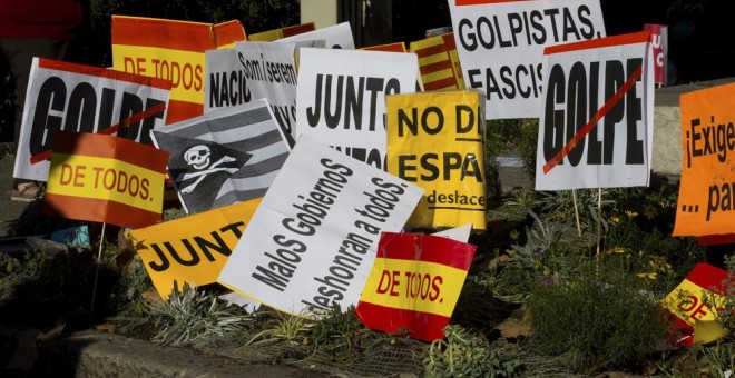 Pancartas utilizadas durante la manifestación convocada el pasado 29 de octubre por la entidad Societat Civil Catalana en el centro de Barcelona, en contra de la declaración de independencia en el Parlament. EFE/Enric Fontcuberta