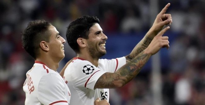 Banega y Ben Yedder celebran uno de los goles del Sevilla. EFE/Raúl Caro