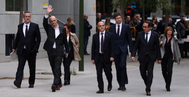 Los exmiembros del Govern Joaquín Forn, Raül Romeva, Dolors Bassa, Jordi Turull, Josep Rull y Meritxell a su llegada a la sede de la Audiencia Nacional. REUTERS/Susana Vera