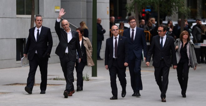 Los exmiembros del Govern Joaquín Forn, Raül Romeva, Dolors Bassa, Jordi Turull, Josep Rull y Meritxell a su llegada a la sede de la Audiencia Nacional. REUTERS/Susana Vera