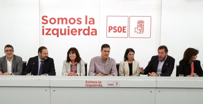 El secretario general del PSOE, Pedro Sánchez (c), durante la reunión de la Ejecutiva socialista en la sede de  Ferraz, la primera tras la puesta en marcha el artículo 155 de la Constitución. EFE/ Zipi