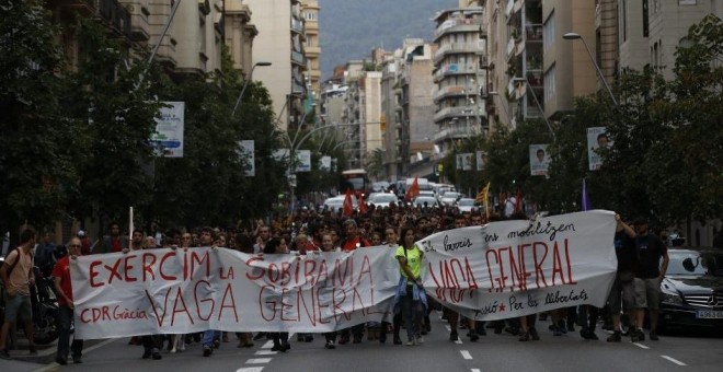 Miembros de Arran, organización juvenil vinculada a la CUP, recorren el barrio de Gracia de Barcelona con motivo de la la huelga general convocada para en Catalunya. EFE/Alberto Estévez.