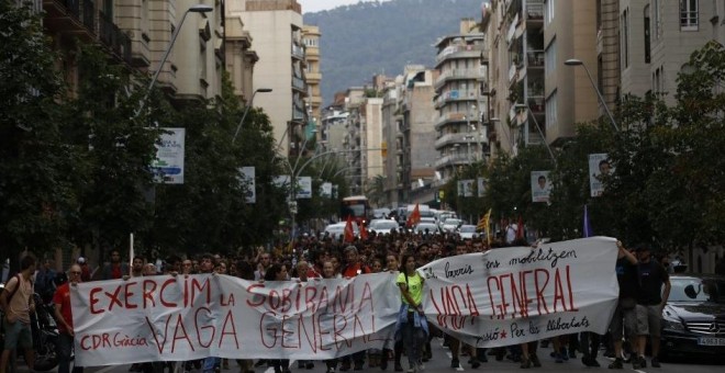 Miembros de Arran, organización juvenil vinculada a la CUP, recorren el barrio de Gracia de Barcelona con motivo de la la huelga general convocada para en Catalunya. EFE/Alberto Estévez.