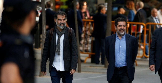 El presidente de Òmnium Cultural, Jordi Cuixart (i), y el de la ANC, Jordi Sanchez, a su llegada a la Audiencia Nacional, el pasado 16 de octubre. REUTERS/Javier Barbancho