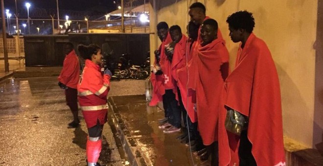 Algunos de los 13 migrantes que lograron entrar en España son atendidos por la Cruz Roja de Ceuta./Twitter @CruzRojaCeuta