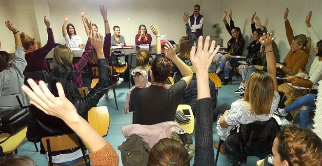 Asamblea de trabajadoras de Bershka./Público