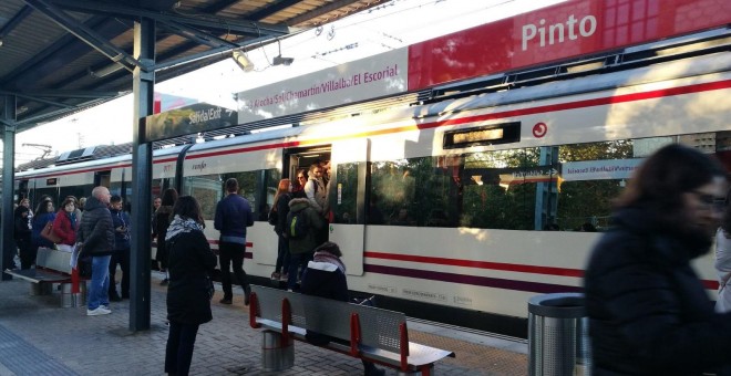 Abarrotado un tren de Cercanías en la estación de Pinto a las 9 de la mañana. / I.F