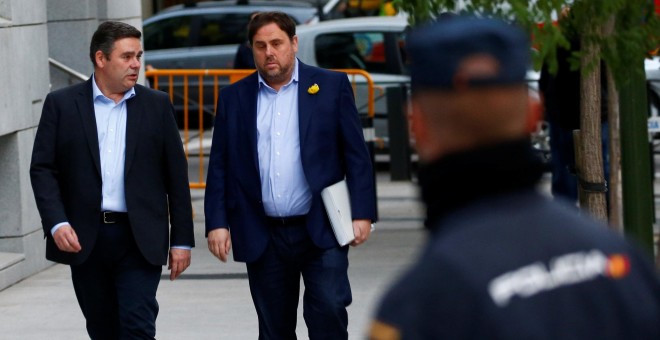 El vicepresidente cesado de la Generalitat, Oriol Junqueras, con su abogado, a su llegada el pasado 2 de noviembre a la Audiencia Nacional, para comparecer ante la juez Carmen Lamela. REUTERS/Javier Barbancho