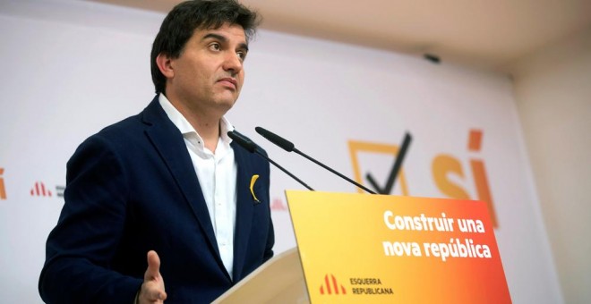El portavoz de ERC, Sergi Sabrià, durante la rueda de prensa posterior a la reunión de la comisión permanente del partido. EFE/Marta Pérez