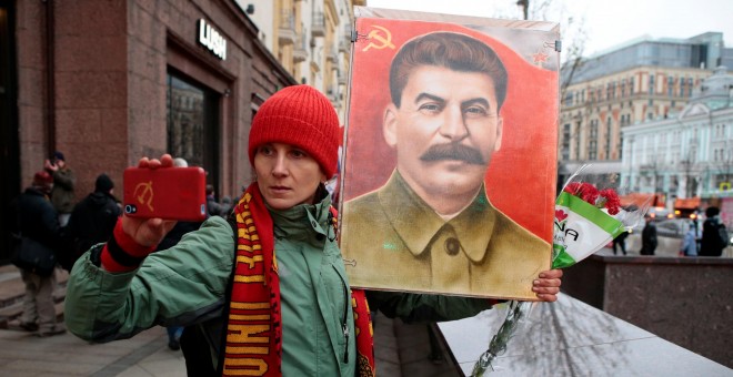 Uno de los manifestantes porta la imagen de Stalin. /REUTERS