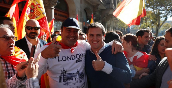 El líder de Ciudadanos, Albert Rivera, junto a un simpatizante en la manifestación por la unidad de España, en Barcelona, el pasado 29 de octubre. REUTERS/Rafael Marchante