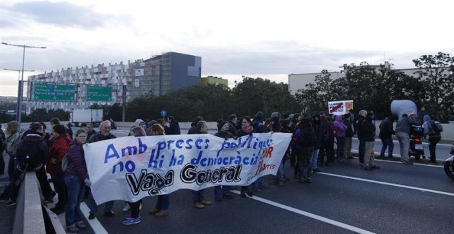Manifestantes cortan el tráfico en el nudo de La Trinidad, en Barcelona. EFE/Alejandro García