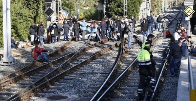 Manifestantes cortan la vía férrea en la estación de Ferrocarrils de Sant Cugat del Vallès. EFE/Alejandro García