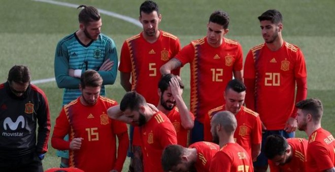 El jugador Marc Bartra bromea con Isco, mientras se preparan para posar con las nuevas equipaciones. REUTERS/Susana Vera