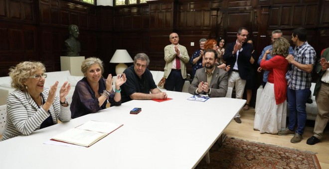 Manuela Carmena en la firma del acuerdo sobre la clasificación y ordenación del personal laboral del Ayuntamiento de Madrid y sus organismos autonómicos. DIARIO DE MADRID