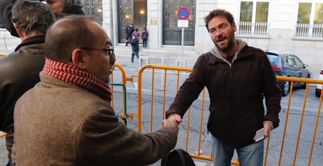 El dimitido secretario general de Podem Albano Dante Fachin saluda al diputado del PdeCat Carles Campuzano en las puertas del Tribunal Supremo, donde ha acudido a declarar la presidenta del Parlament, Carme Forcadell. EFE/ Ángel Díaz