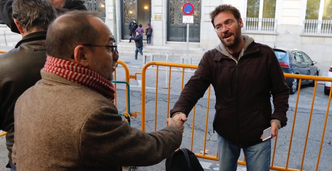 El dimitido secretario general de Podem Albano Dante Fachin saluda al diputado del PdeCat Carles Campuzano en las puertas del Tribunal Supremo, donde ha acudido a declarar la presidenta del Parlament, Carme Forcadell. EFE/ Ángel Díaz