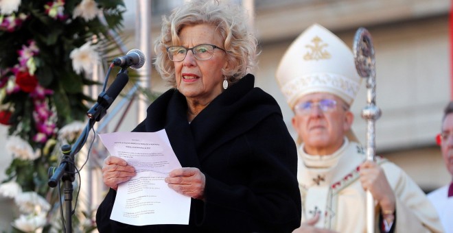 La alcaldesa de Madrid, Manuela Carmena, durante la misa celebrada en la Plaza Mayor de la capital, que se celebra en honor a la Virgen de la Almudena. EFE/Chema Moya