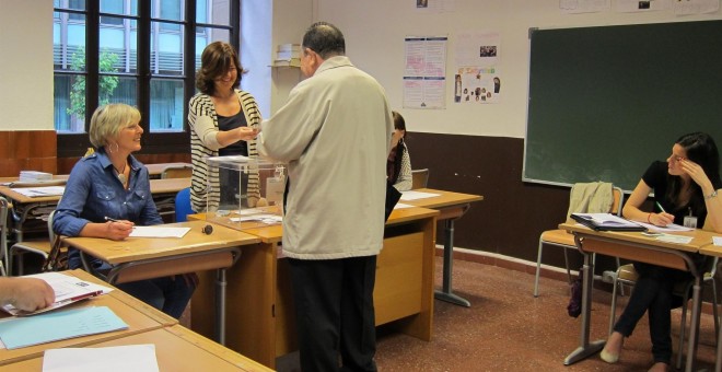 Un hombre votando en las últimas elecciones vascas. E.P.