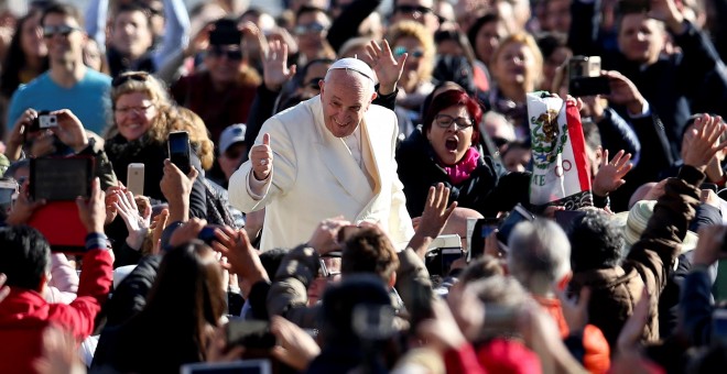 El Papa Francisco saluda a los fieles congregados en la Plaza de San Pedro, a su llegada a la audiencia general de los miércoles en el Vaticano. REUTERS/Alessandro Bianchi