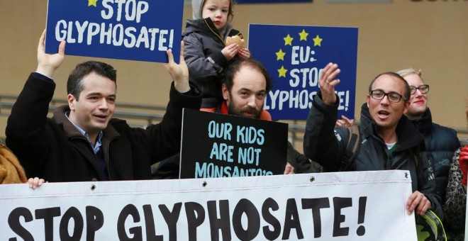 Activistas de Avaaz protestan en contra de la renovación de licencia del glifosato en Bruselas. EFE