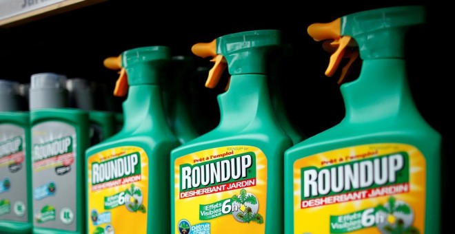 El glifosato, que comunmente se comercializa bajo la marca Roundup. REUTERS