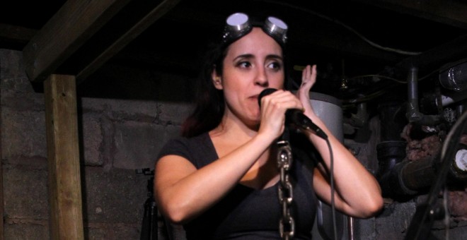 Nina Osegueda, la vocalista del grupo A Sound of Thunder, famoso por haber realizado una versión metalera del himno de Catalunya. REUTERS/Nathan Frandino