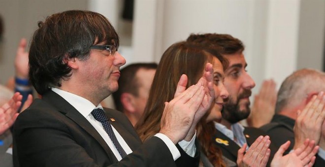 El president de la Generalitat, Carles Puigdemont, en un acte amb alcaldes independentistes, dimarts passat a Brussel·les. EFE