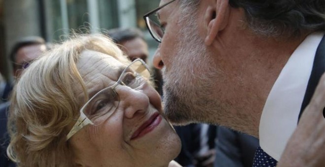 El presidente del Gobierno, Mariano Rajoy, saluda a la alcaldesa de Madrid, Manuela Carmena.- EFE