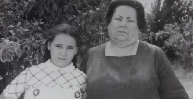 Ascensión de niña junto a su madre adoptiva.