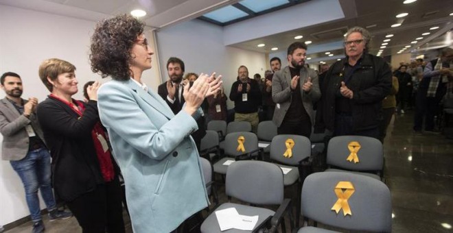 La secretària general d'ERC, Marta Rovira, en primer terme, en el Consell Nacional del partit d'aquest dissabte, que ha deixat buides les cadires corresponents als consellers del partit empresonats. EFE