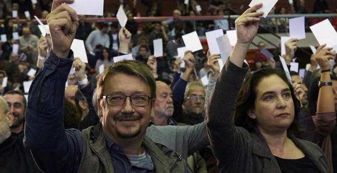 El cabeza de lista de los comunes, Xavier Domènech y La alcaldesa de Barcelona, Ada Colau, durante la asamblea de Catalunya en Comú que vota hoy su lista electoral para las elecciones catalanas del 21-D en coalición con Podem.
