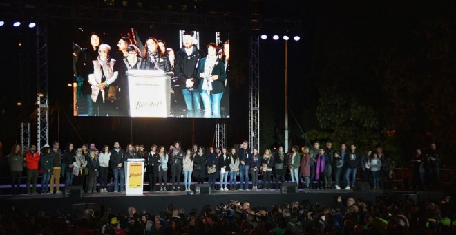 Imagen del escenario donde se han realizado discursos y actuaciones al final de la manifestación en Barcelona para exigir la salida de prisión de los presidentes de la ANC y Òmnium Cultural, Jordi Sánchez y Jordi Cuixart, y de los ocho consellers cesados