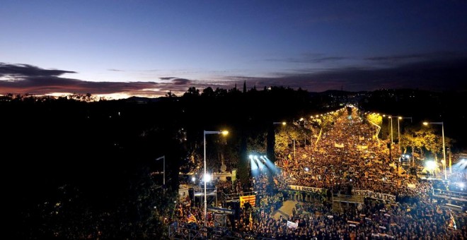 Vista general de la manifestación convocada por la ANC y Omnium en Barcelona para exigir la libertad de Jordi Sánchez, Jordi Cuixart y los miembros del Govern cesados, que han sido encarcelados por orden de la Audiencia Nacional. EFE/Alberto Estévez