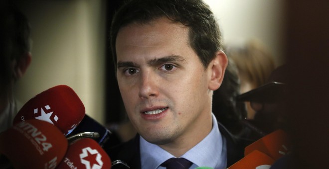 El presidente de Ciudadanos, Albert Rivera, en declaraciones a los medios en el Congreso. EFE/ Fernando Alvarado