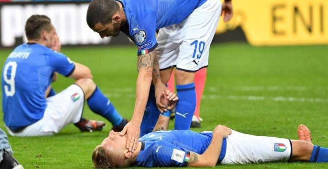 Los jugadores de la selección italiana Leonardo Bonucci y Ciro Immobile se lamentan luego de perder la clasificación al Mundial de Rusia 2018 al término del partido contra Suecia. | EFE