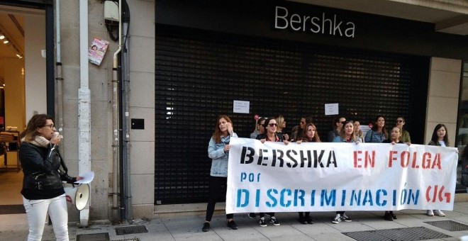 El personal de Bershka en la provincia de Pontevedra durante el segundo día de huelga indefinida. / @galizaCIG
