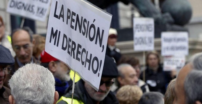 Un manifestante de las marchas para reclamar pensiones dignas. EFE